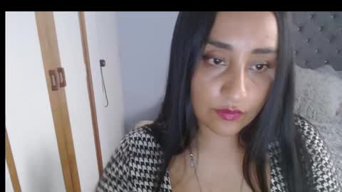 Lunhaa   online show from February 2025 07:31:02 PM