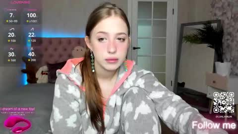 Snapshot of y0ung_lina18 chatting on September 2025 12:42:01 PM Lina online show from September 2025 12:42:01 PM