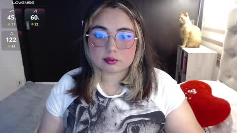 Snapshot of yini_angel07 chatting on June 2026 02:01:02 AM hii i am yini online show from June 2026 02:01:02 AM