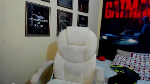 Snapshot of yker18 chatting on October 2025 11:05:01 PM yker online show from October 2025 11:05:01 PM