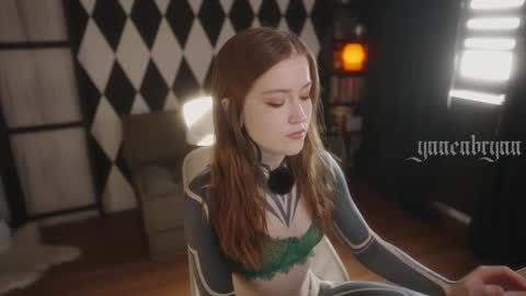 Snapshot of ynnenbrynn chatting on October 2025 07:41:01 AM ynnenbrynn online show from October 2025 07:41:01 AM