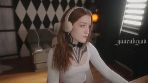 Snapshot of ynnenbrynn chatting on October 2025 06:47:01 AM ynnenbrynn online show from October 2025 06:47:01 AM