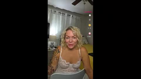 Snapshot of yogimilflover chatting on October 2025 01:14:01 AM Yogiblondebangme online show from October 2025 01:14:01 AM