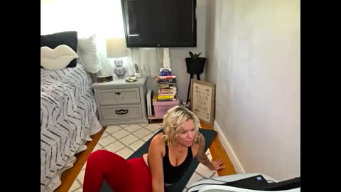 Snapshot of yogimilflover chatting on October 2025 03:31:01 PM Yogiblondebangme online show from October 2025 03:31:01 PM