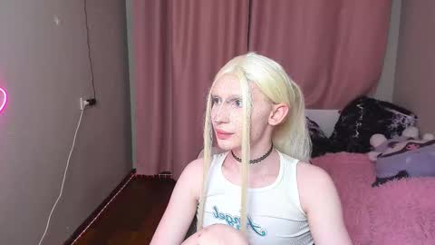 Mikaella - Mika online show from December 2025 10:49:01 PM