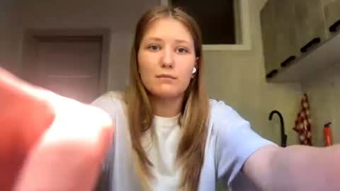 Snapshot of yolandaleduc chatting on June 2026 09:51:01 AM Kira online show from June 2026 09:51:01 AM