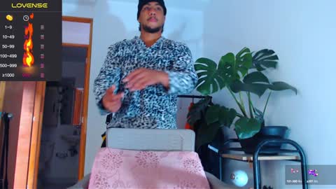 Snapshot of yosoy_enzo2020 chatting on January 2025 11:53:01 AM Enzo online show from January 2025 11:53:01 AM