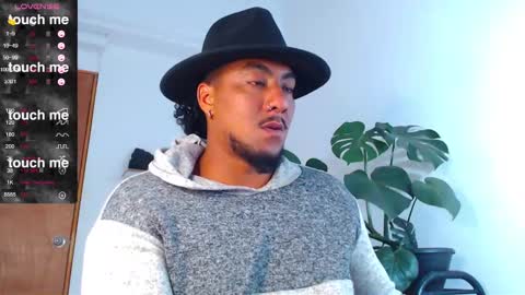 Snapshot of yosoy_enzo2020 chatting on February 2025 02:20:01 AM Enzo online show from February 2025 02:20:01 AM