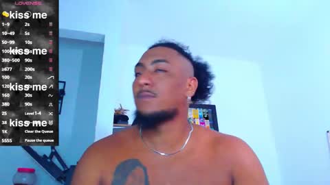 Snapshot of yosoy_enzo2020 chatting on November 2025 02:10:01 AM Enzo online show from November 2025 02:10:01 AM