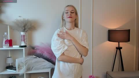 Snapshot of you_fell_in_love chatting on May 2026 07:30:02 PM Elizabeth brunette -- Darline blonde online show from May 2026 07:30:02 PM
