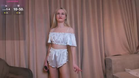 Snapshot of you_fell_in_love chatting on May 2026 07:30:02 PM Elizabeth brunette -- Darline blonde online show from May 2026 07:30:02 PM