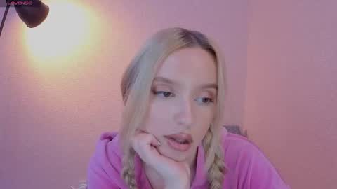 Olivia online show from October 2025 08:55:02 PM