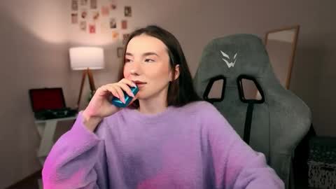 Chloe online show from November 2025 05:00:02 AM