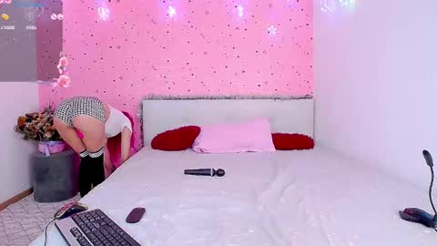 Snapshot of yours_lisa chatting on December 2024 08:02:01 AM online show from December 2024 08:02:01 AM