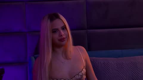 Foxie online show from November 2025 04:12:02 PM