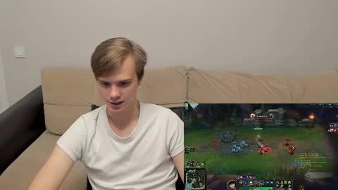 Snapshot of yueslang chatting on November 2025 03:19:02 PM Yue Lang and Samm online show from November 2025 03:19:02 PM