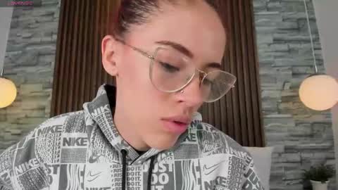 yulievans online show from October 2025 07:25:02 PM