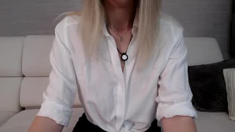 Snapshot of yummy_blonde chatting on May 2026 08:52:01 AM you babe online show from May 2026 08:52:01 AM