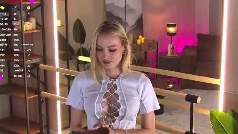 Snapshot of yungtessa chatting on July 2026 06:25:01 PM Tessa online show from July 2026 06:25:01 PM