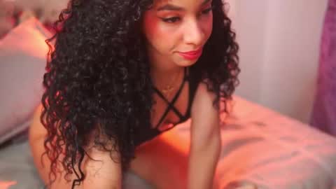 Yuyi Cam online show from November 2025 02:01:02 AM