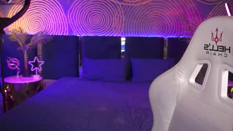 Lola online show from September 2025 07:08:01 PM