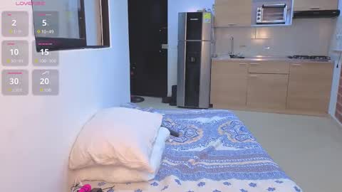 Snapshot of zarayclover__ chatting on September 2025 09:37:01 PM ZARAY CLOVER online show from September 2025 09:37:01 PM