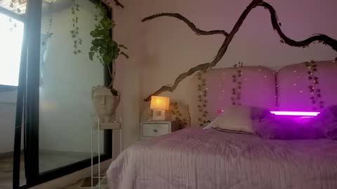 Zarina Waynne online show from November 2025 08:25:02 PM