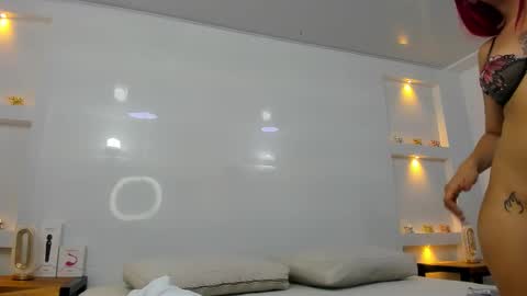 Zenda Evans online show from November 2025 04:00:01 AM