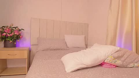 Snapshot of zoe_mocca chatting on December 2024 10:13:02 PM Mia online show from December 2024 10:13:02 PM