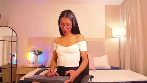 Snapshot of zoe_mocca chatting on October 2025 12:00:02 AM Mia online show from October 2025 12:00:02 AM