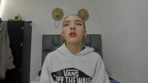 She Zoe He Painn online show from October 2025 08:39:01 PM