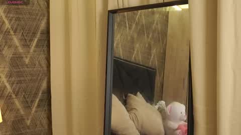 Zoe online show from November 2025 10:24:01 PM