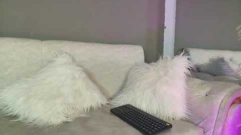 Snapshot of zoee_8 chatting on April 2026 05:30:01 PM ZOE online show from April 2026 05:30:01 PM