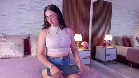 zoehiltonx online show from July 2026 01:37:02 PM
