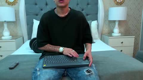 Snapshot of zoekrug chatting on November 2025 12:14:02 PM Zoe Krug online show from November 2025 12:14:02 PM