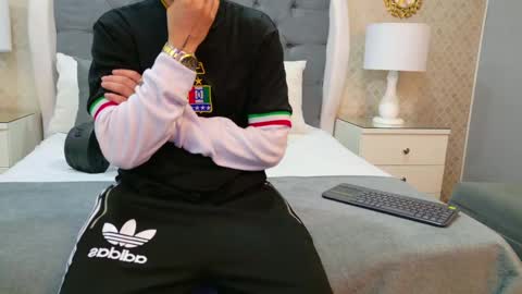 Snapshot of zoekrug chatting on November 2025 11:21:01 AM Zoe Krug online show from November 2025 11:21:01 AM