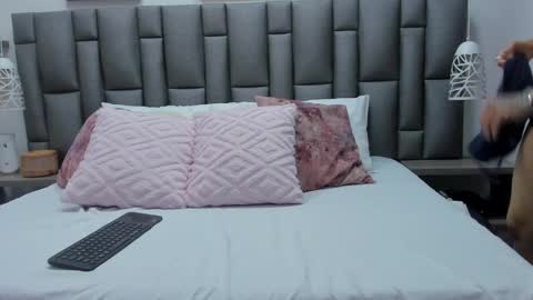 Zoe Krug online show from February 2026 12:14:01 PM