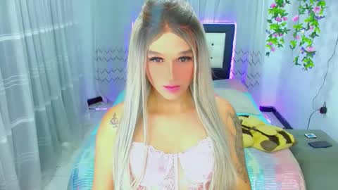 Snapshot of zoeschmmit chatting on June 2026 11:43:02 PM zoeschmmit online show from June 2026 11:43:02 PM