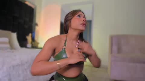 zoevidal_ online show from September 2025 12:05:01 PM