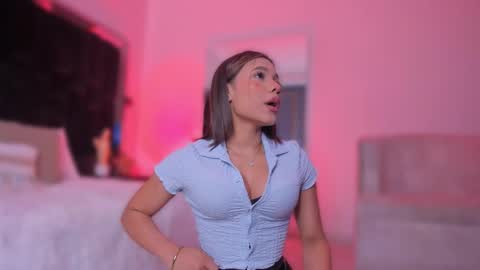 zoevidal_ online show from September 2025 12:05:01 PM