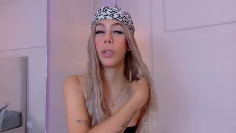 Snapshot of zoeypetit chatting on May 2026 12:55:02 PM Zoey online show from May 2026 12:55:02 PM