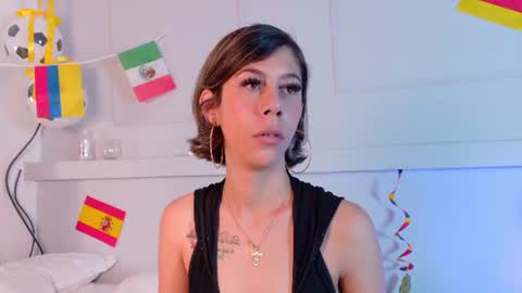 Snapshot of zoeypetit chatting on June 2026 01:06:02 PM Zoey online show from June 2026 01:06:02 PM