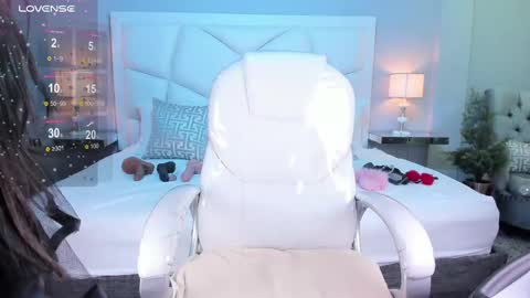 Z O E online show from March 2025 11:51:01 AM