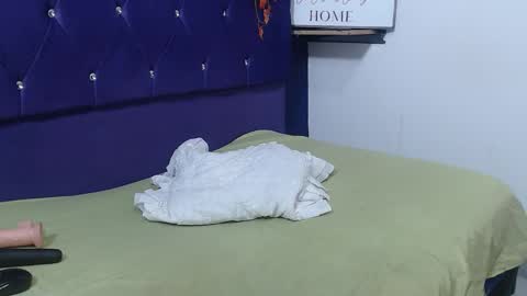 Zohee online show from November 2025 01:37:01 PM