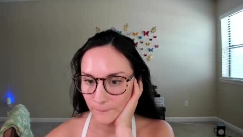 Snapshot of zoiebutterfly chatting on September 2025 10:31:01 PM Zoie online show from September 2025 10:31:01 PM