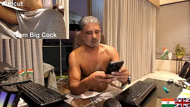 Snapshot of OnlineBossUK chatting on February 2025 01:33:01 PM OnlineBossUK online show from February 2025 01:33:01 PM