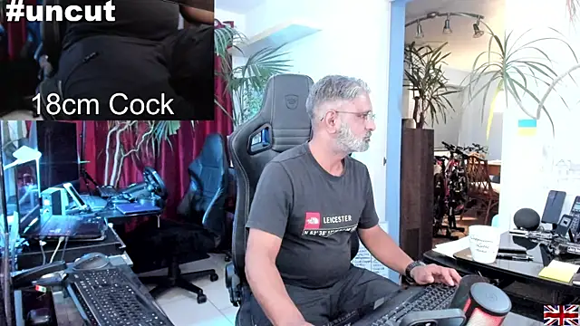 Snapshot of OnlineBossUK chatting on March 2025 07:20:02 PM OnlineBossUK online show from March 2025 07:20:02 PM