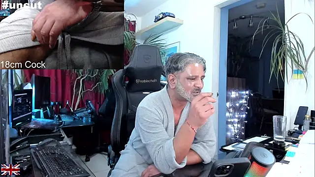 Snapshot of OnlineBossUK chatting on September 2025 04:12:02 AM OnlineBossUK online show from September 2025 04:12:02 AM