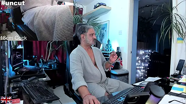 Snapshot of OnlineBossUK chatting on September 2025 06:04:02 AM OnlineBossUK online show from September 2025 06:04:02 AM