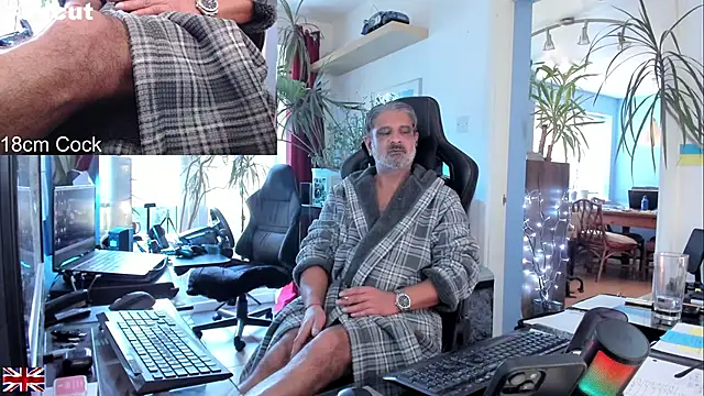 Snapshot of OnlineBossUK chatting on September 2025 11:45:01 AM OnlineBossUK online show from September 2025 11:45:01 AM